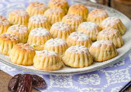 النساء يصنعن المعمول قبيل أيام من عيد الفطر