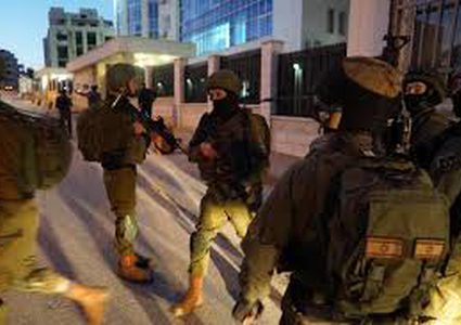 الاحتلال يشن حملة اعتقالات ومداهمات في مختلف محافظات الضفة