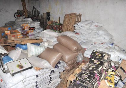 الخليل: اغلاق مستودع مواد غذائية منتهية الصلاحية