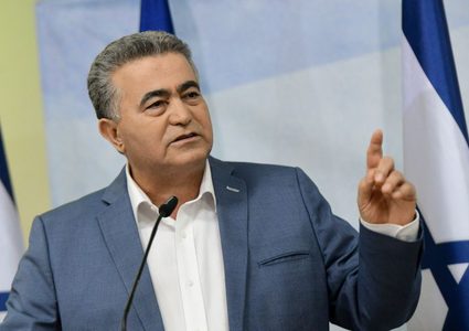 عمير بيرتس يعارض ضم أجزاء من الضفة بشكل أحادي