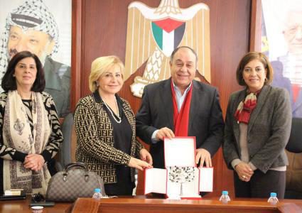 تسليم 6 آلاف طرد لرؤساء الهيئات المحلية في نابلس