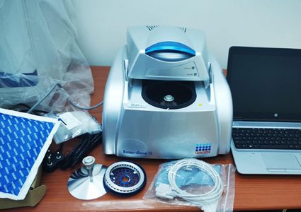 الخليل تتسلم جهاز "PCR" لفحص فيروس كورونا