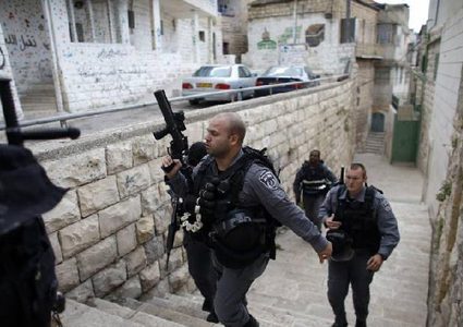 القدس: الاحتلال يقتحم حي الثوري ويداهم عددا من المنازل