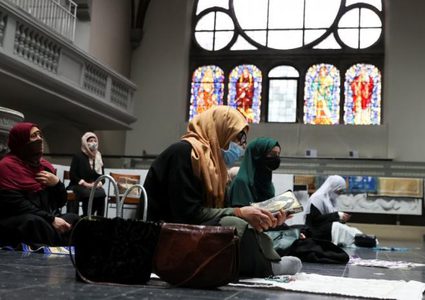 "كورونا" يجمع المصلين المسلمين في كنيسة ببرلين