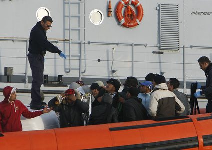 انقاذ 81 مهاجرا غير شرعيا بعد غرق قاربين قرب السواحل التونسية