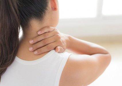 أطباء: آلام الرقبة علامة نادرة على المعاناة من مضاعفات كوفيد-19