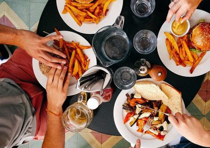 دراسة: 1 بالمئة من سكان العالم يأكلون ما يشاؤون دون زيادة أوزانهم