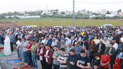 مواطنون يؤدون صلاة العيد في الضفة رغم المنع