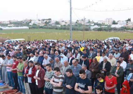 مواطنون يؤدون صلاة العيد في الضفة رغم المنع