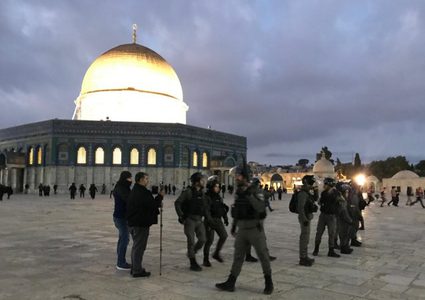 الاحتلال يعتدي على المصلين في المسجد الاقصى