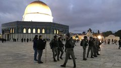 الاحتلال يعتدي على المصلين في المسجد الاقصى