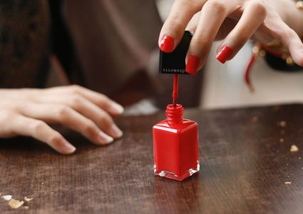 ما يحدث في الجسم بعد وضع طلاء الأظافر بـ10 ساعات؟