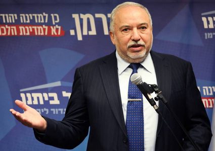 ليبرمان: نتنياهو يجر "إسرائيل" إلى حرب أهلية