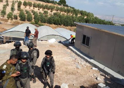 الاحتلال يفكك غرفة زراعية في بلدة عقربا