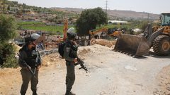 هدم ثلاث غرف زراعية وتجريف أراضي غرب الخليل