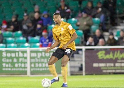 نادي موريكامب الإنجليزي يعلن وفاة مدافع الفريق