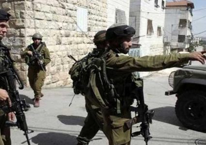 الاحتلال يخطر بوقف البناء في جدران استنادية في الولجة