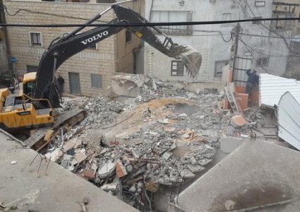 مواطنون ينتزعون قرارا بتجميد هدم منازلهم في الولجة غرب بيت لحم