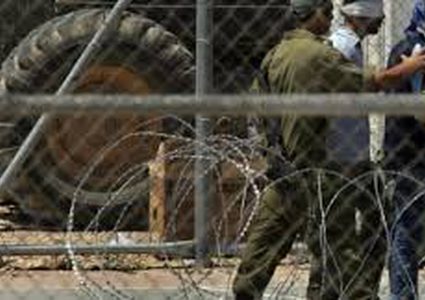 إدارة سجون الاحتلال تنقل الأسير جنازرة مجددا إلى عزل "النقب"