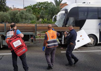 مصرع سائق حافلة بحادث طرق قرب مفرق قرية عرعرة