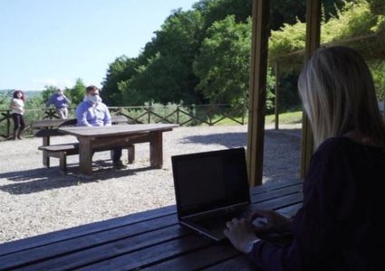 معهد إيطالي يعقد امتحانات طلبته وسط أشجار الزيتون