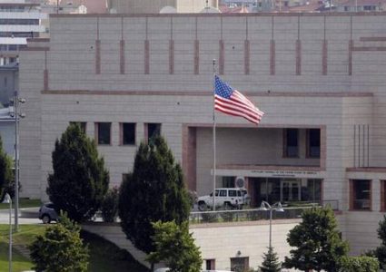 السفارة الأمريكية لدى الاحتلال تحذر رعايها من السفر للضفة وغزة