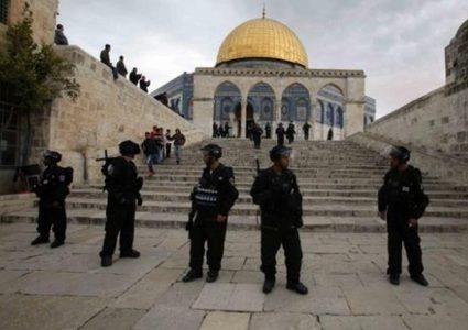 الاحتلال يسلم أسيرا محررا قرارا بالإبعاد عن القدس