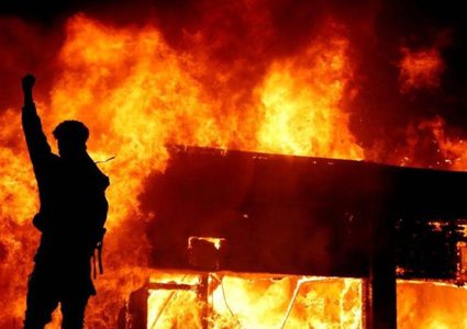 الادعاء الأميركي يوجه تهمة القتل لأفراد الشرطة والاضطرابات تحتدم