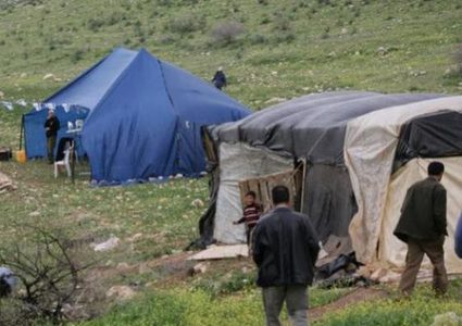 مستوطنون ينصبون خيمة على اراضي المواطنين في قرية التوانة