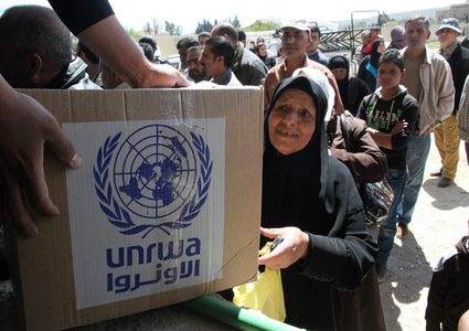 الأونروا تبدأ توزيع الطرود الغذائية وفق اجراءات الوقاية والسلامة