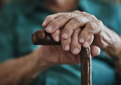 بريطانيا تنهي الحجر المنزلي المفروض على كبار السن بسبب كورونا