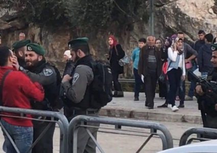 القدس: قوات الاحتلال تقمع تظاهرة منددة بقتل الشاب الحلاق