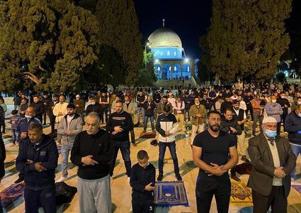 الآلاف يؤدون صلاة الفجر في المسجد الأقصى