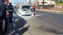 الدفاع المدني يُخمد حريقًا نشب بسيارة وسط غزة