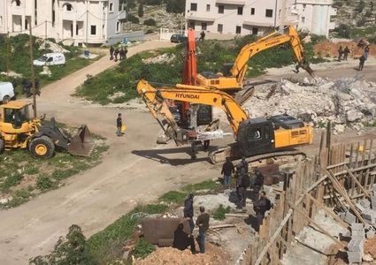 سلطات الاحتلال تخطر بهدم مبانٍ جنوب الخليل