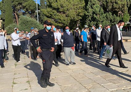 اقتحم أكثر من 75 مستوطنا المسد الأقصى صباح اليوم الأحد وسط حماية قوات الاحتلال