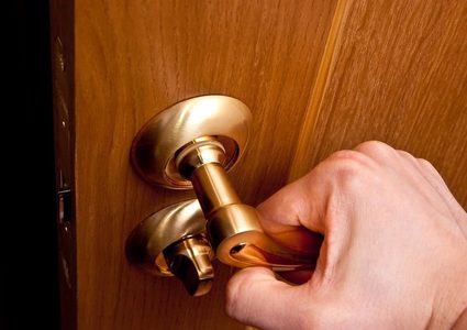 عالم ينصح بتغطية مقابض الأبواب بالنحاس للوقاية من فيروس كوفيد-19