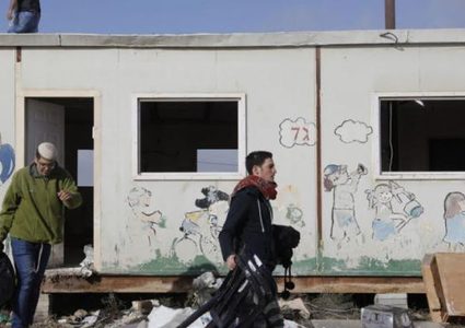 مستوطنون ينصبون بيتا جنوب الخليل