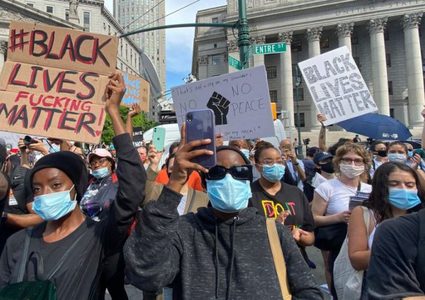 متظاهرون يهددون البيت الأبيض وترامب يختبئ