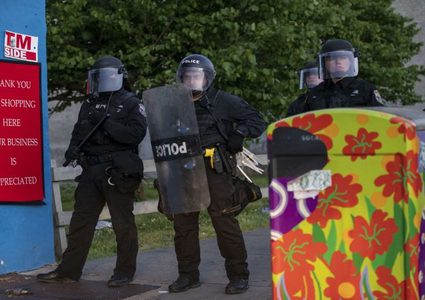 تصاعد العنف بين المحتجين والشرطة في واشنطن