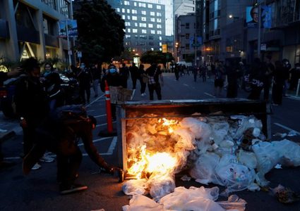 تصاعد العنف بين المحتجين والشرطة في واشنطن