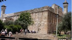 الاحتلال منع رفع الأذان 54 وقتا في المسجد الإبراهيمي الشهر الماضي