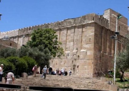 الاحتلال منع رفع الأذان 54 وقتا في المسجد الإبراهيمي الشهر الماضي