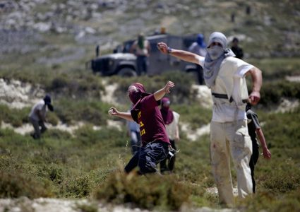 مستوطنون يهاجمون منزلا في بورين