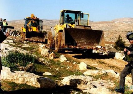 أريحا: مستوطن يجرف أراضي في تجمع عرب المليحات