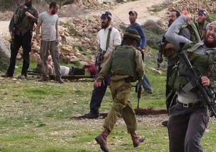 مستوطنون يطردون مزارعين بالقوة من أراضيهم في كيسان