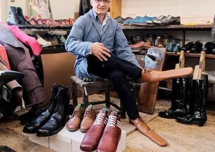 رومانيا.. صانع أخذية يصمم أخذية خاصة بزمن كورونا