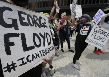 منصات التواصل الإجتماعي تتشح بالأسود تضامنا مع فلويد