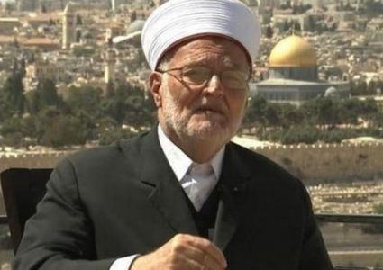 الاحتلال يداهم منزل الشيخ عكرمة صبري