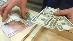 الدولار يرتفع واليورو يتراجع